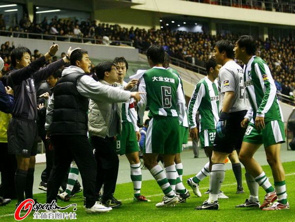  雷恩主场暴雨中战平对手 VAR判罚引发争议  